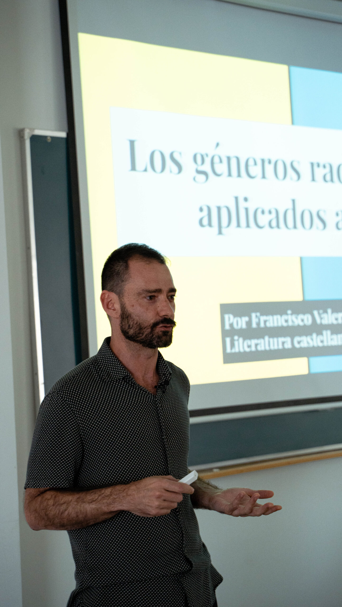 Ponencia «El guion de los géneros radiofónicos aplicados al aula» por Francisco Valero