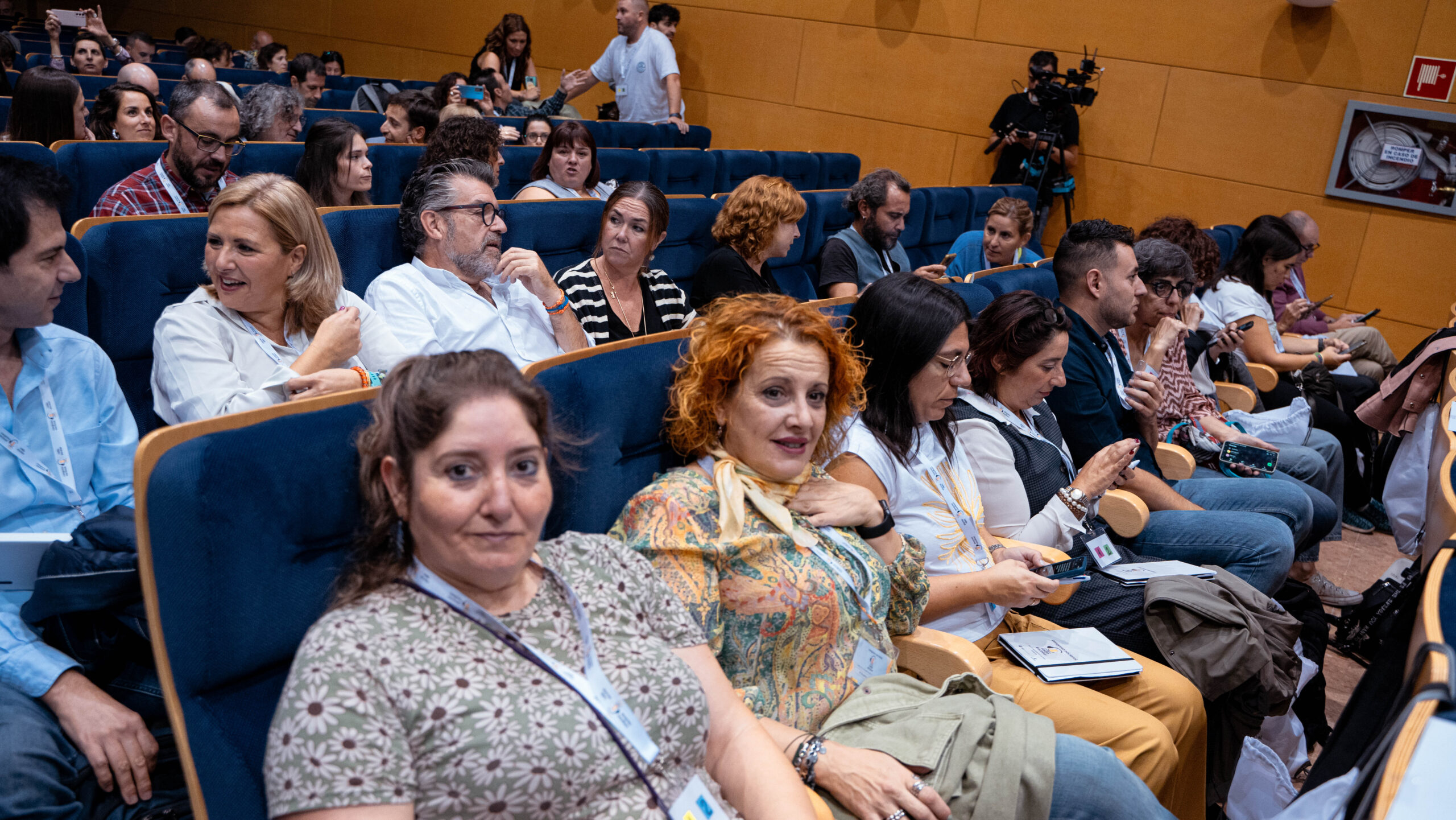 Asistentes en el interior de la sala de celebración del Congreso