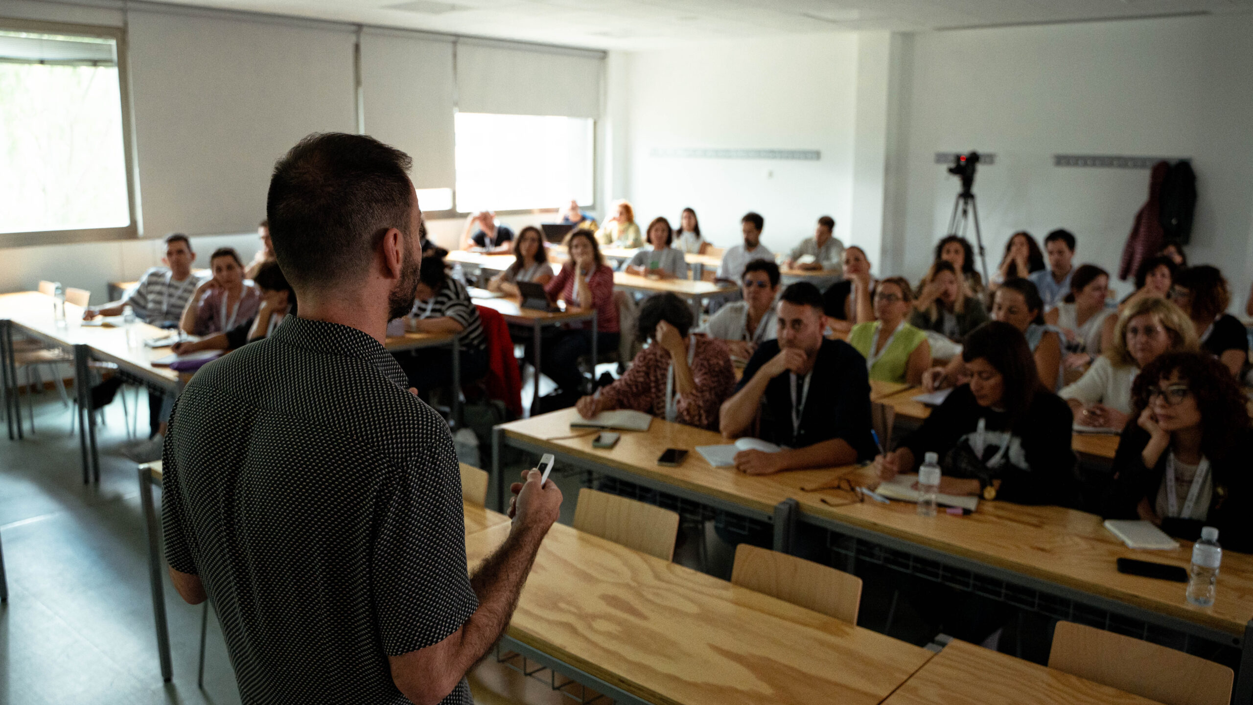 Ponencia «El guion de los géneros radiofónicos aplicados al aula» por Francisco Valero