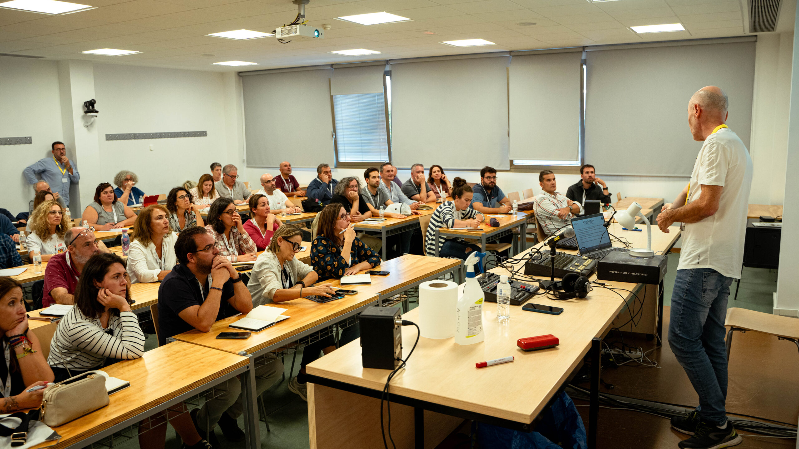 Ponencia «Te echamos un cable: Equipamiento para tu radio escolar» por Alberto Martín García