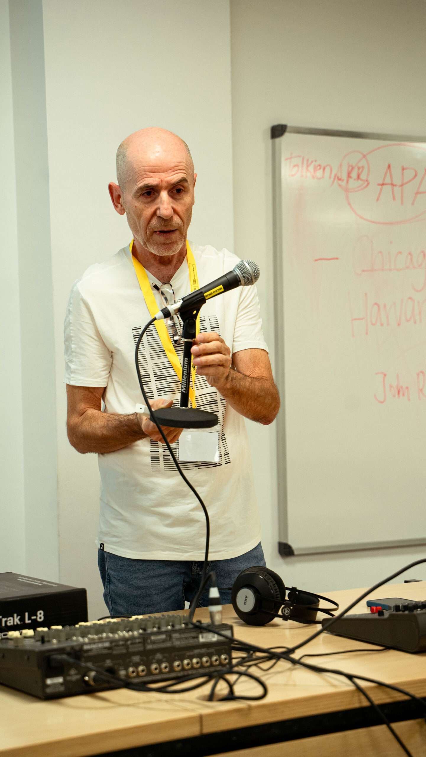 Ponencia «Te echamos un cable: Equipamiento para tu radio escolar» por Alberto Martín García