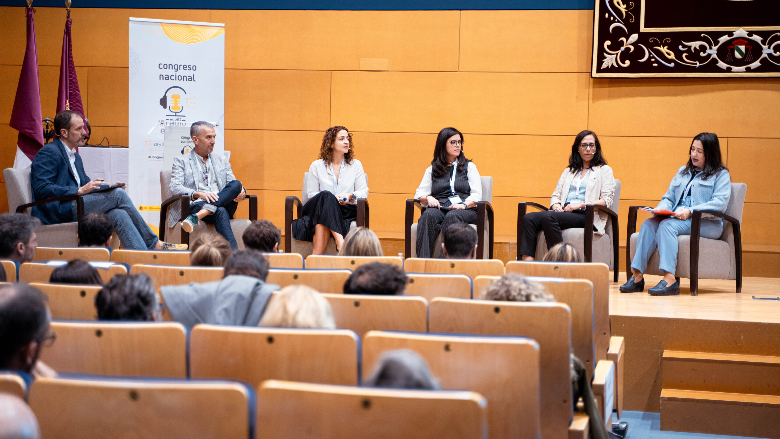 Mesa redonda de representantes de diferentes Comunidades Autónomas.