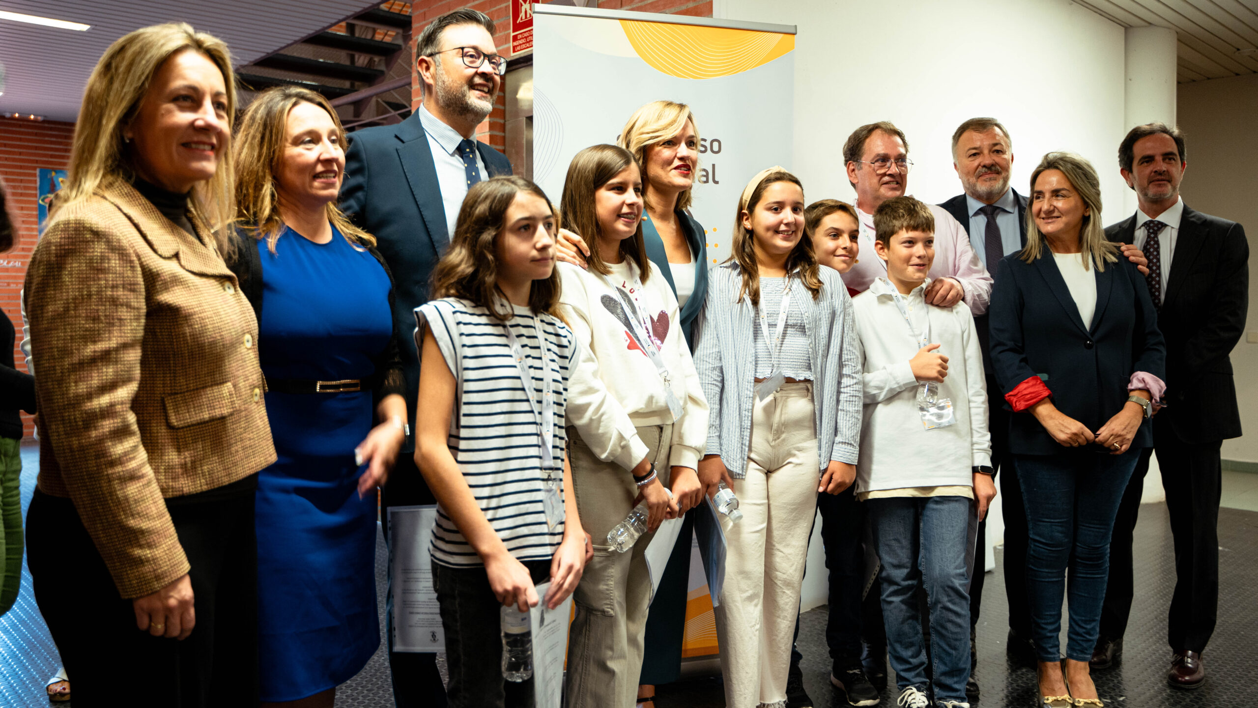 Autoridades con el alumnado del CEIP San Fernando de Cuenca.