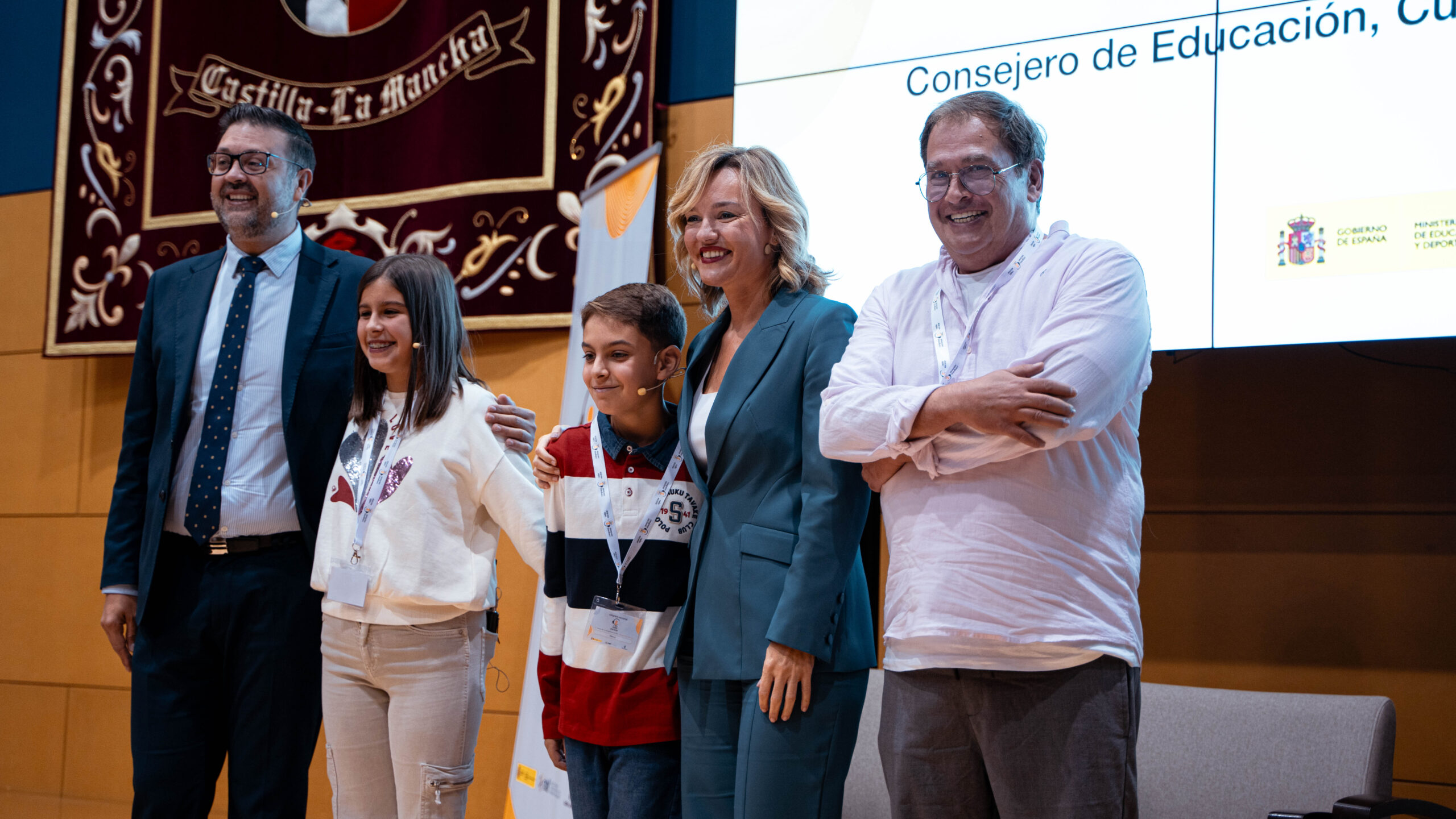 Alumnos y maestro del CEIP San Fernando de Cuenca, junto a la Ministra de Educación, Formación Profesional y Deportes, Pilar Alegría y el Consejero de Educación, Cultura y Deportes de Castilla La Mancha, Amador Pastor, tras la entrevista radiofónica.