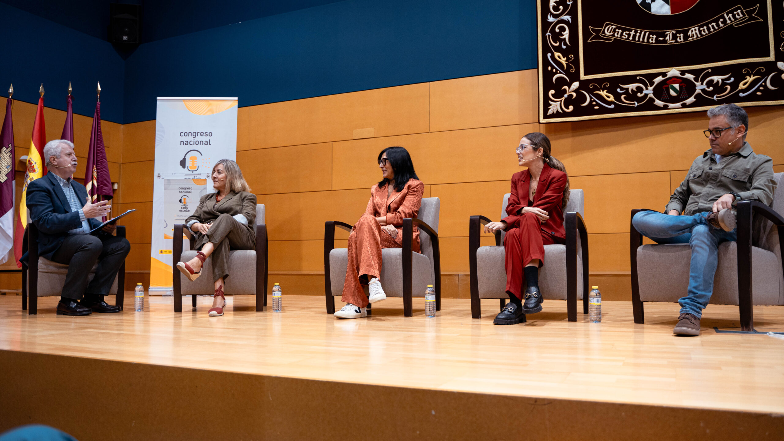 Mesa redonda de comunicadores profesionales de diferentes cadenas de radio.