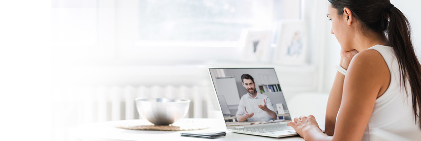Mujer con portatil