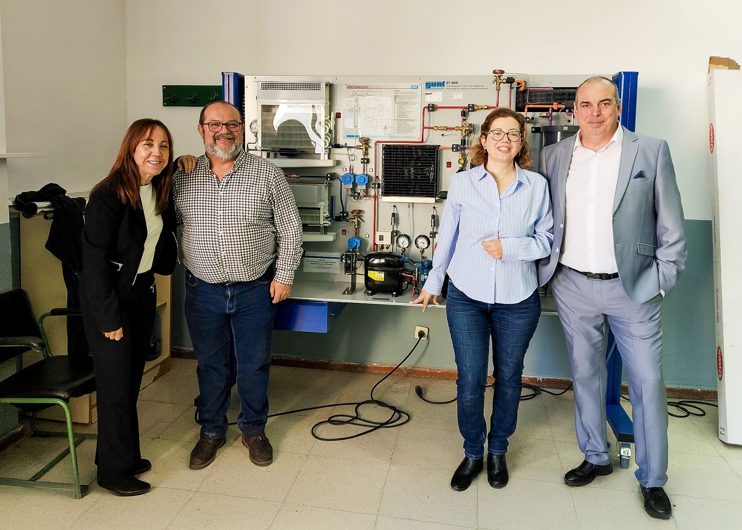 Docentes participantes en la experiencia junto al simulador GUNT ET-428