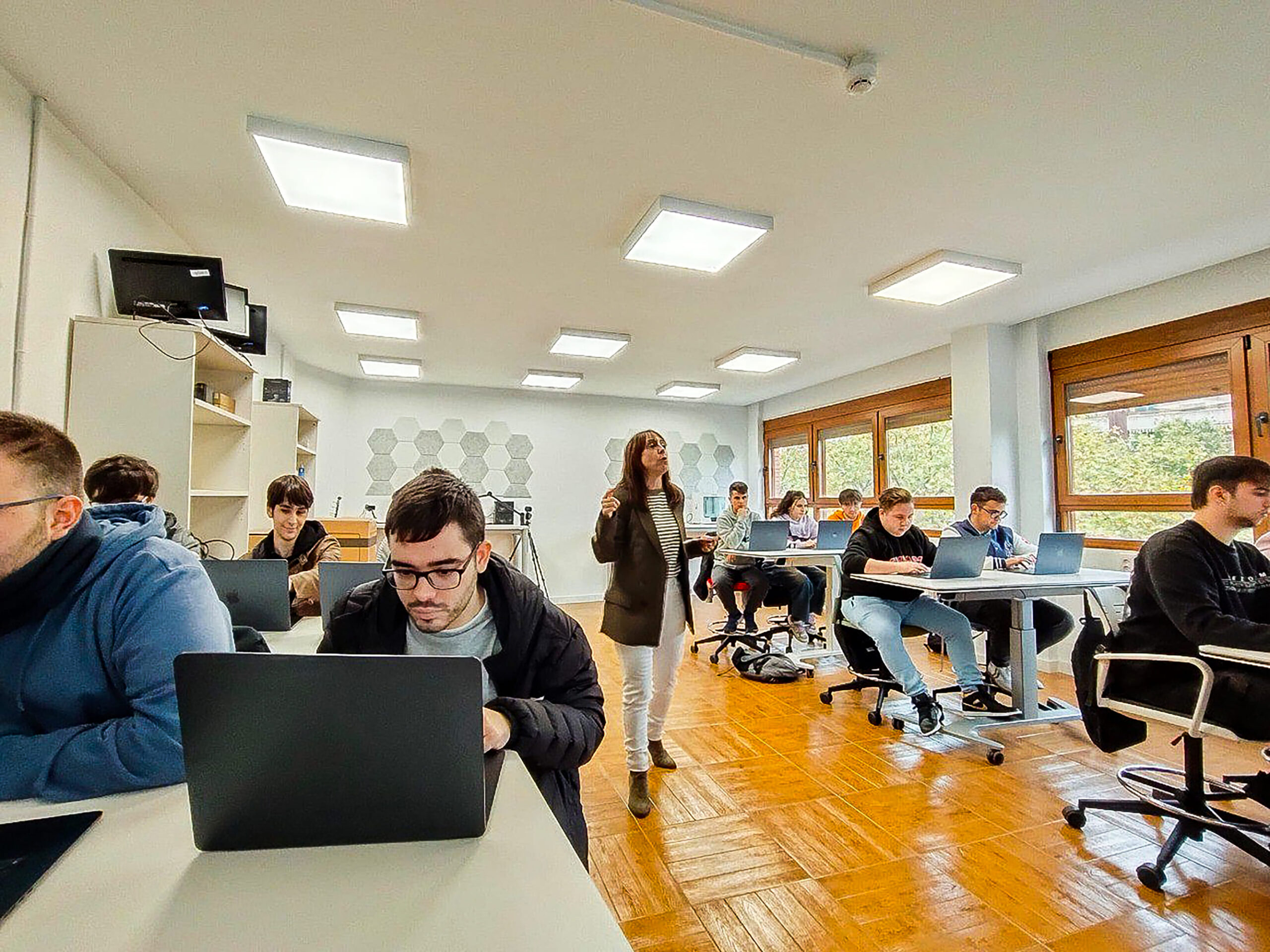 Docente poniendo en práctica el REA Gamificando con Von Neumann con alumnado del CIFP Virgen de Gracia