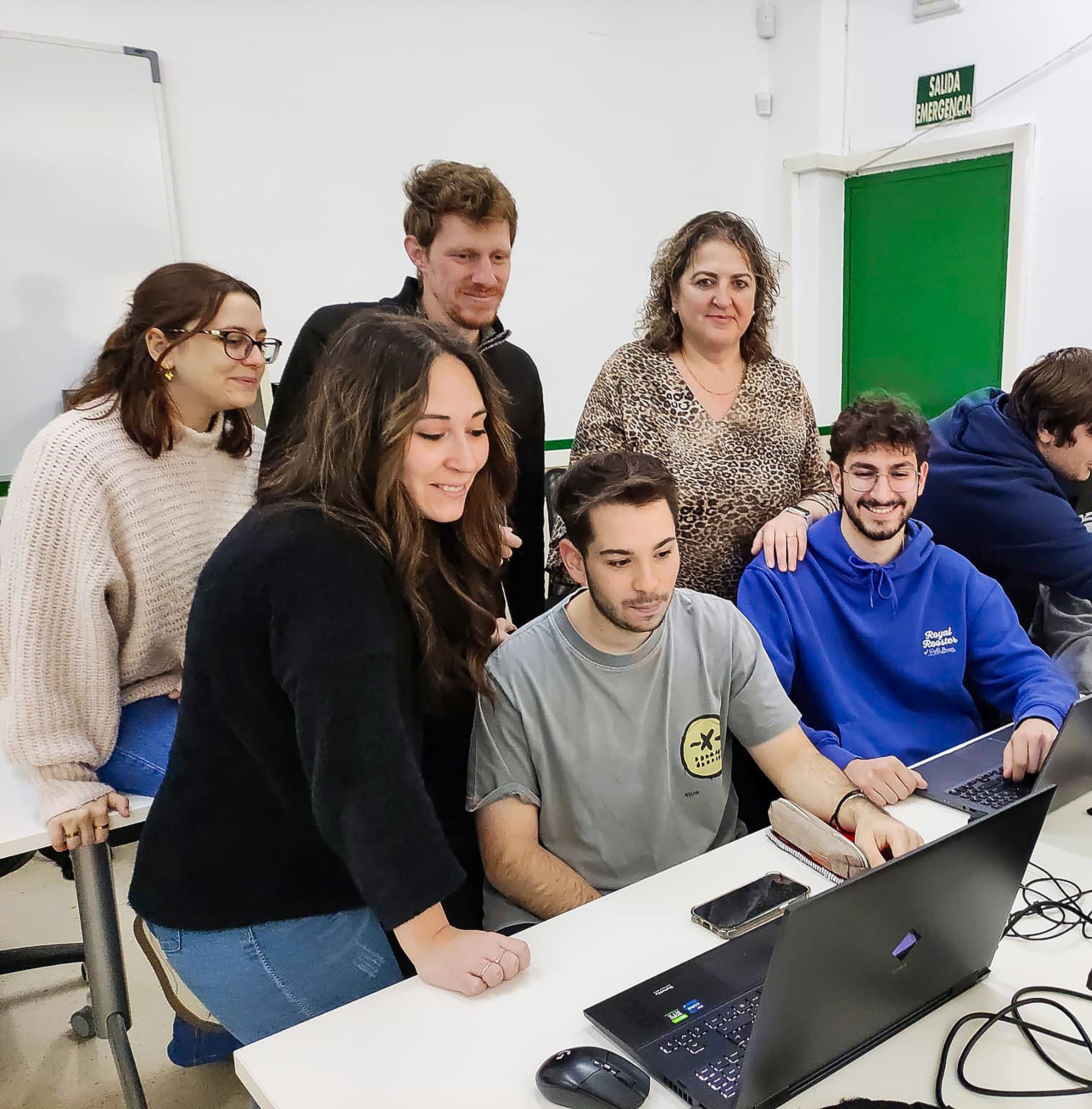 Alumnado del CIFP Virgen de Gracia utilizando el REA DesencriptaME explorando el fascinante mundo de los algoritmos de encriptación de claves