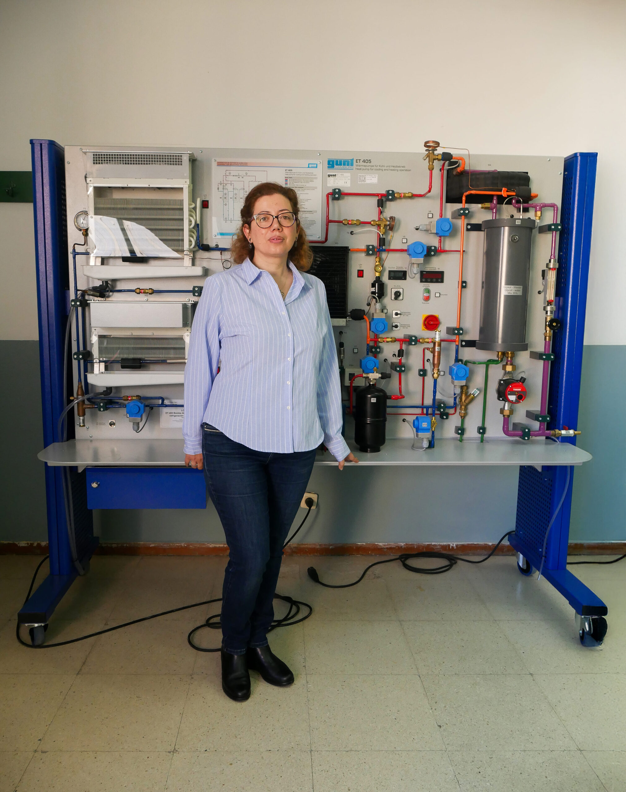 Docente creadora del REA junto simulador GUNT ET-428