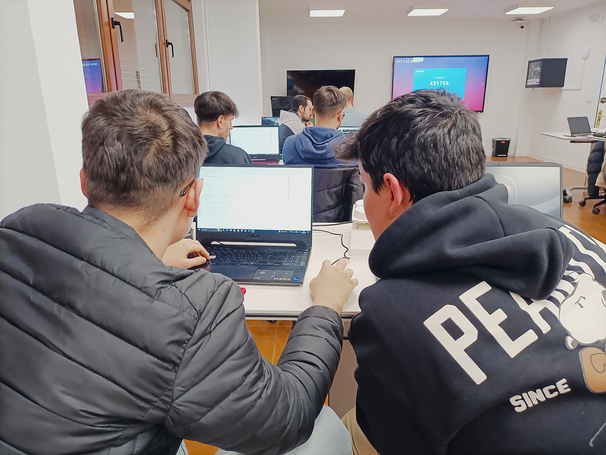 Alumnado del CIFP Virgen de Gracia utilizando estrategia evaluativa por pares.