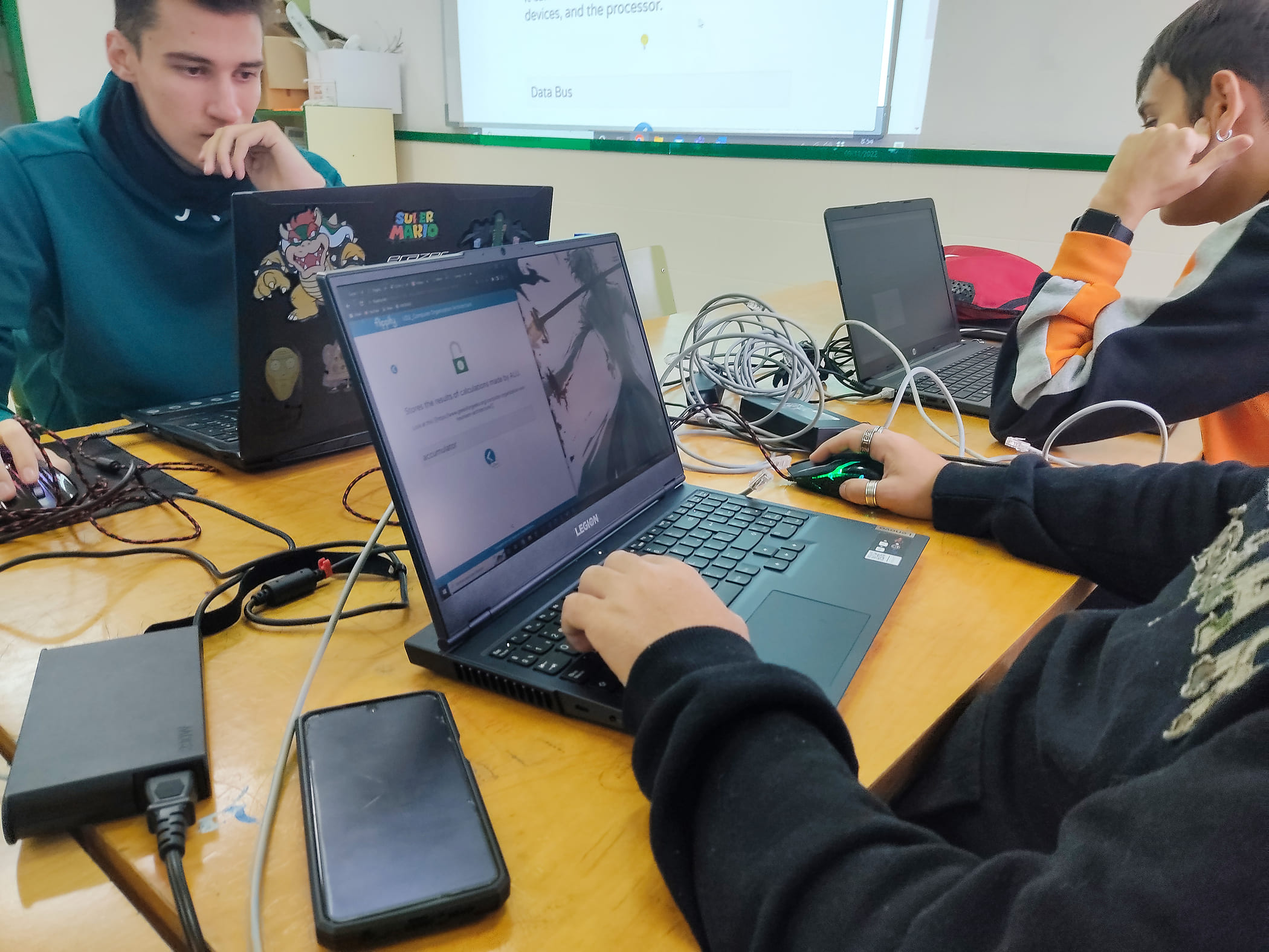 Alumnado del CIFP Virgen de Gracia trabajando colaborativamente
