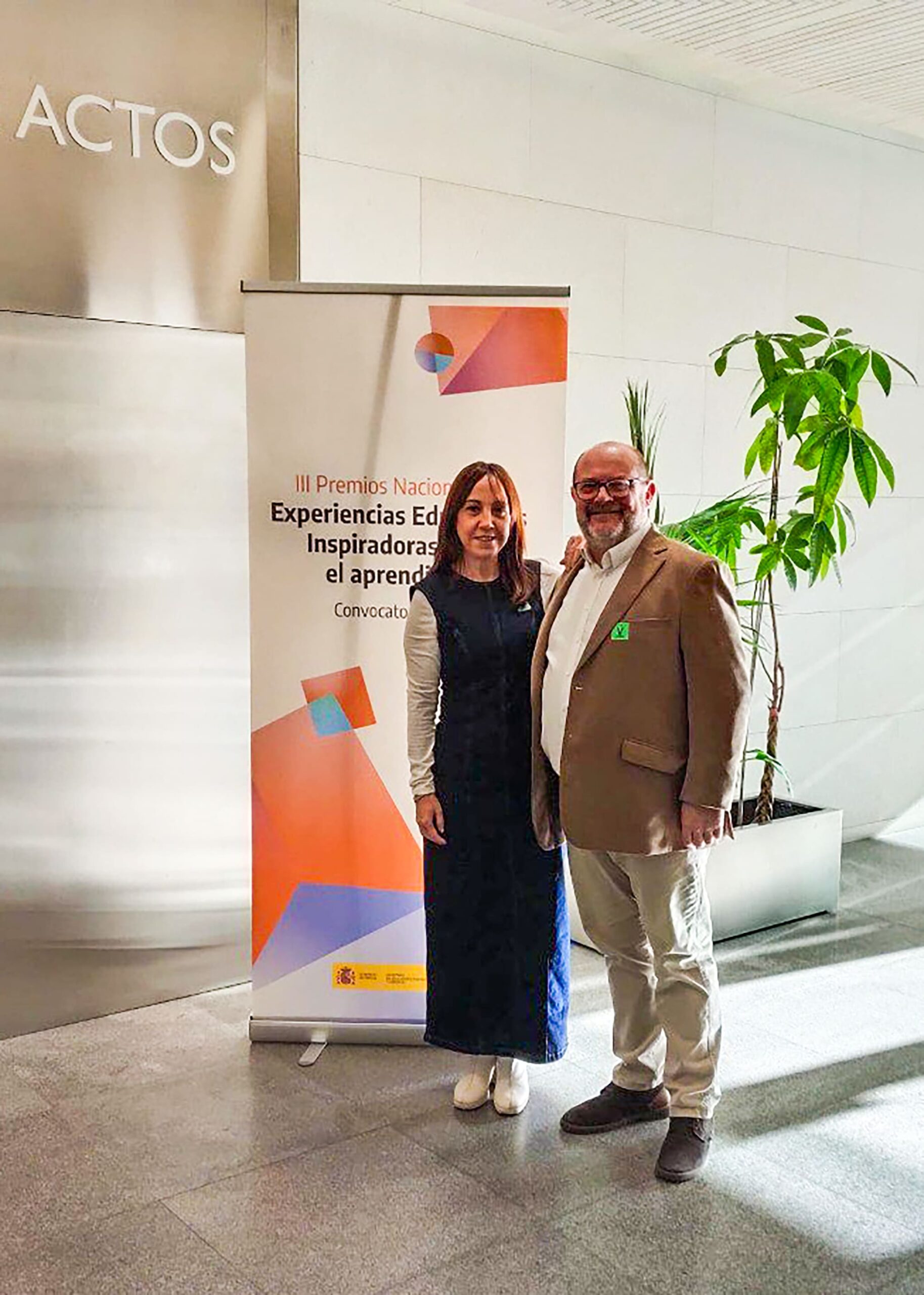 Docentes recogiendo reconocimiento por la experiencia