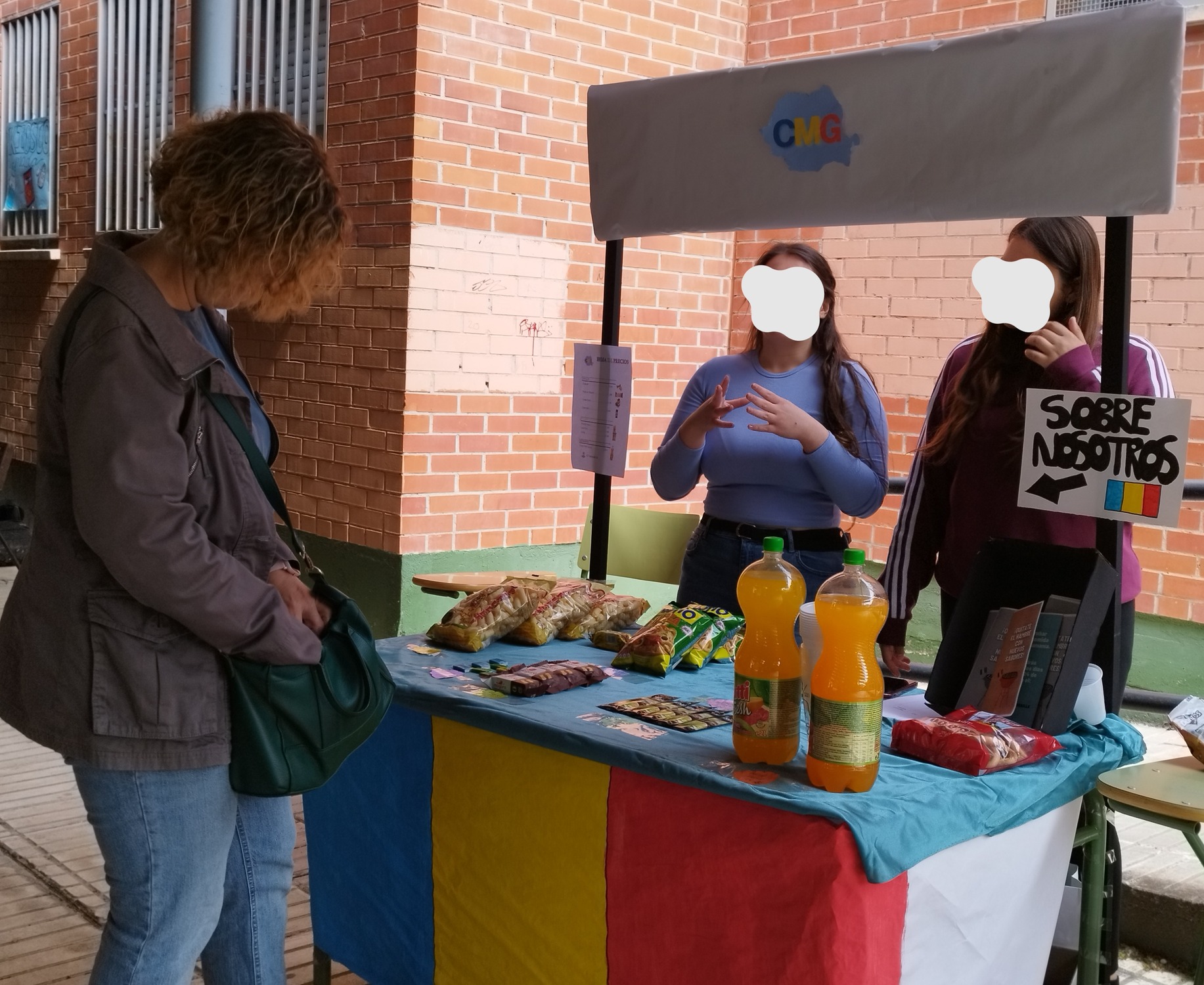 Profesora evalúa el reto asistiendo como clienta a uno de los stands Profesora evalúa el reto asistiendo como clienta a uno de los stands