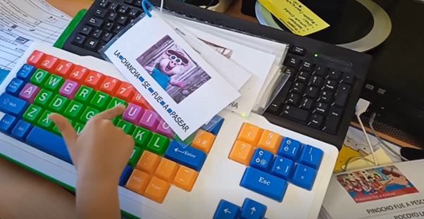 Los alumnos buscan sus canciones, juegos y recursos interactivos gracias a las tarjetas adaptadas. Los alumnos buscan sus canciones, juegos y recursos interactivos gracias a las tarjetas adaptadas.