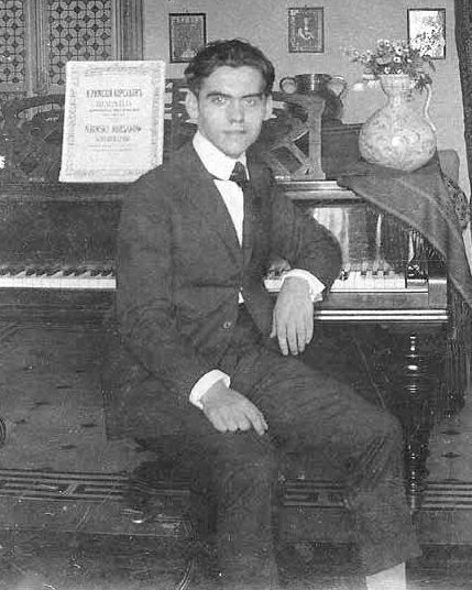 Federico García Lorca al piano. Granada. 1919. Colección Fundación Federico García Lorca.