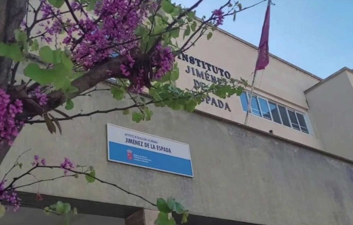 Detalle de la puerta del IES Jiménez de la Espada Detalle de la puerta del IES Jiménez de la Espada