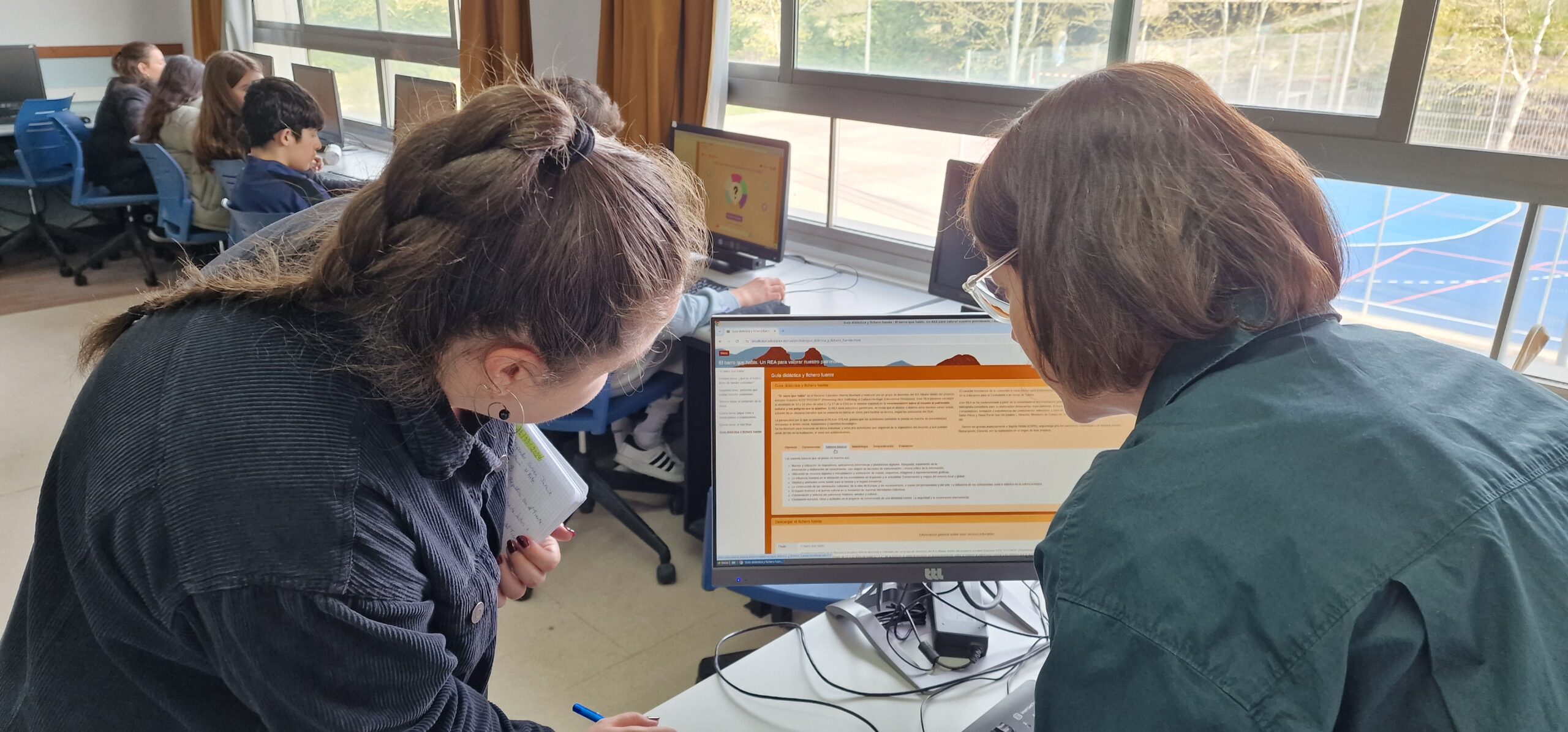 Profesorado de prácticas observando la aplicación del REA