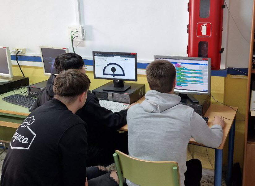 Trabajo en equipo de alumnos del IES Jaroso: programan y diseñan en 3D un elemento para la ciudad inteligente.