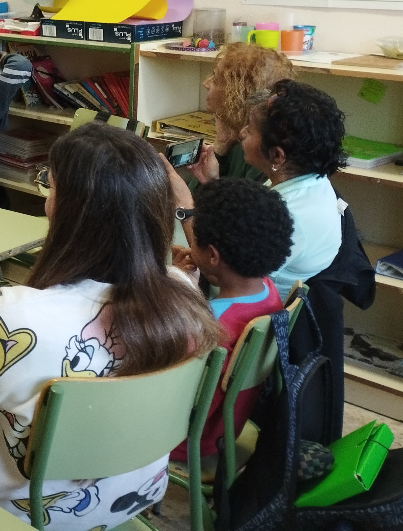 Exposición con alumnos pequeños y familias. Exposición con alumnos pequeños y familias.