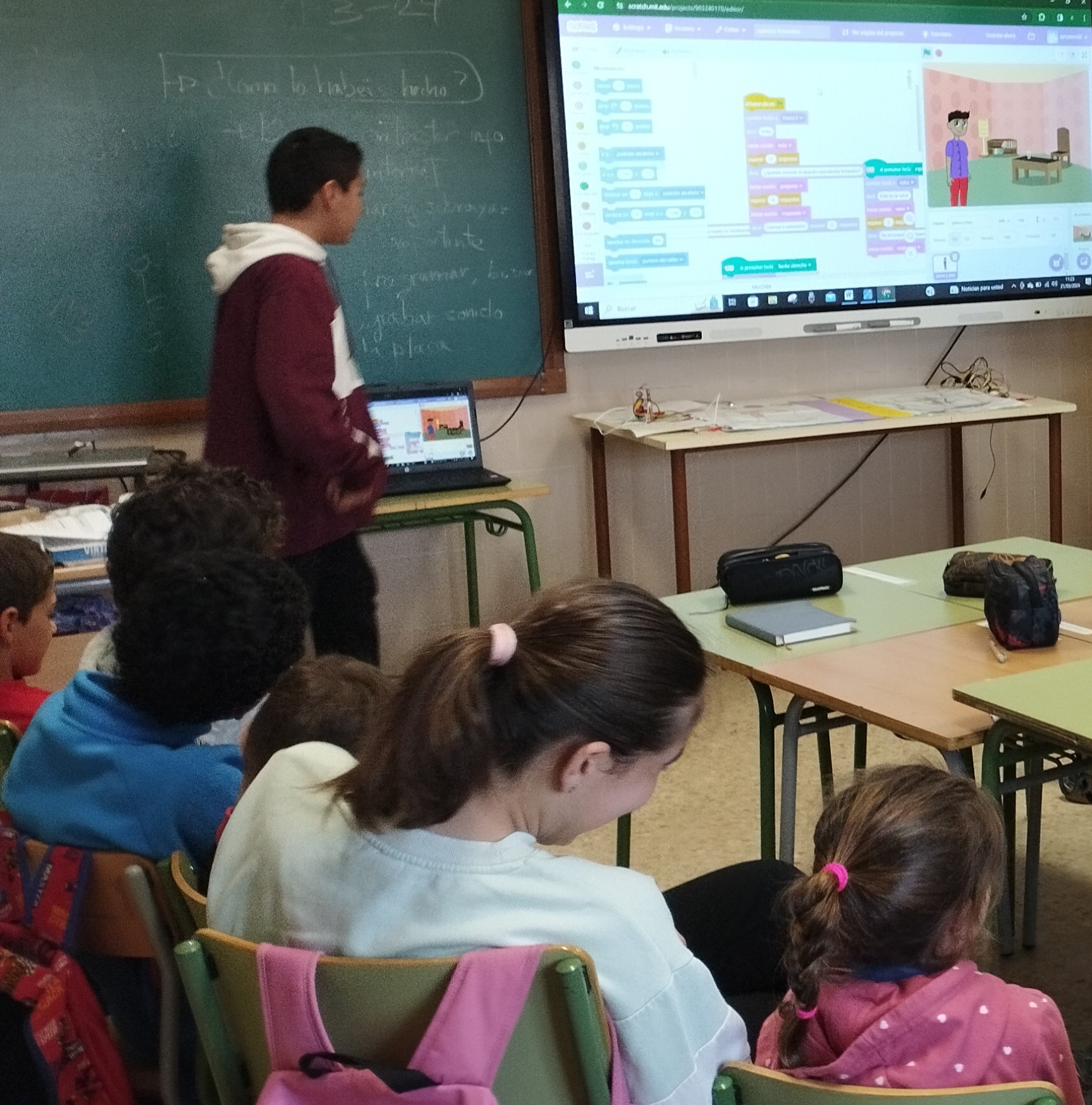 Exposición con alumnos pequeños y familias. Exposición con alumnos pequeños y familias.