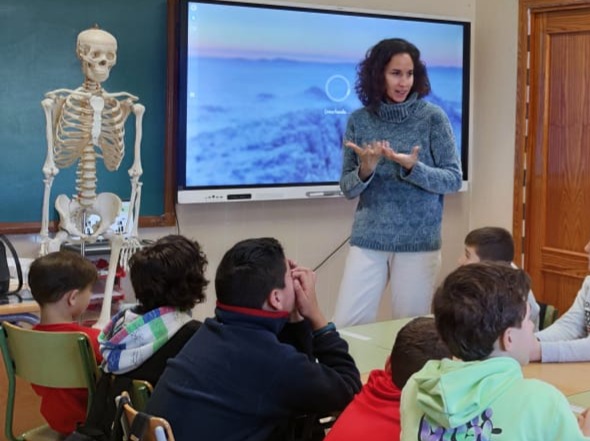 Madre fisioterapeuta explicando la anatomía del cuerpo humano. Madre fisioterapeuta explicando la anatomía del cuerpo humano.
