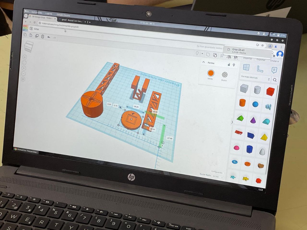 Usando herramientas digitales construyen su prototipo en 3D. Ejemplo de grúa móvil para la ciudad 