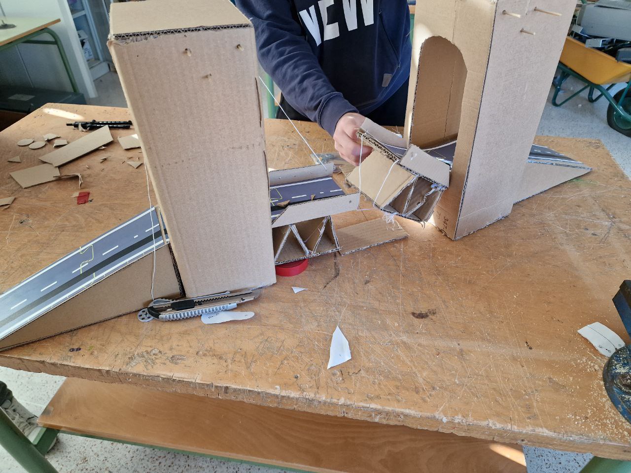 En el taller usando materiales reciclados construyen su prototipo. Ejemplo de puente levadizo