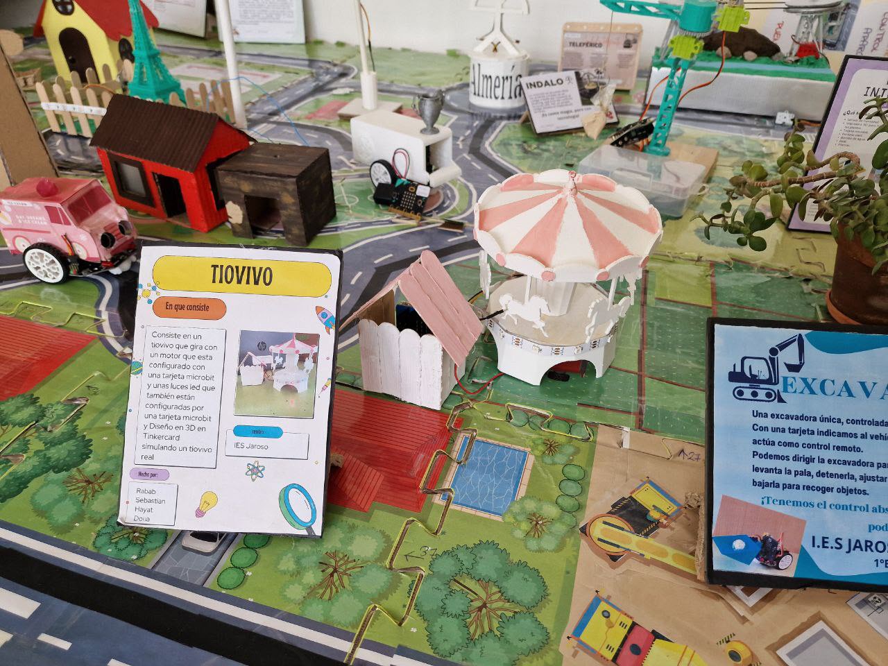 Por último, usando herramientas digitales diseñan la cartelería donde explican el funcionamiento de su prototipo.