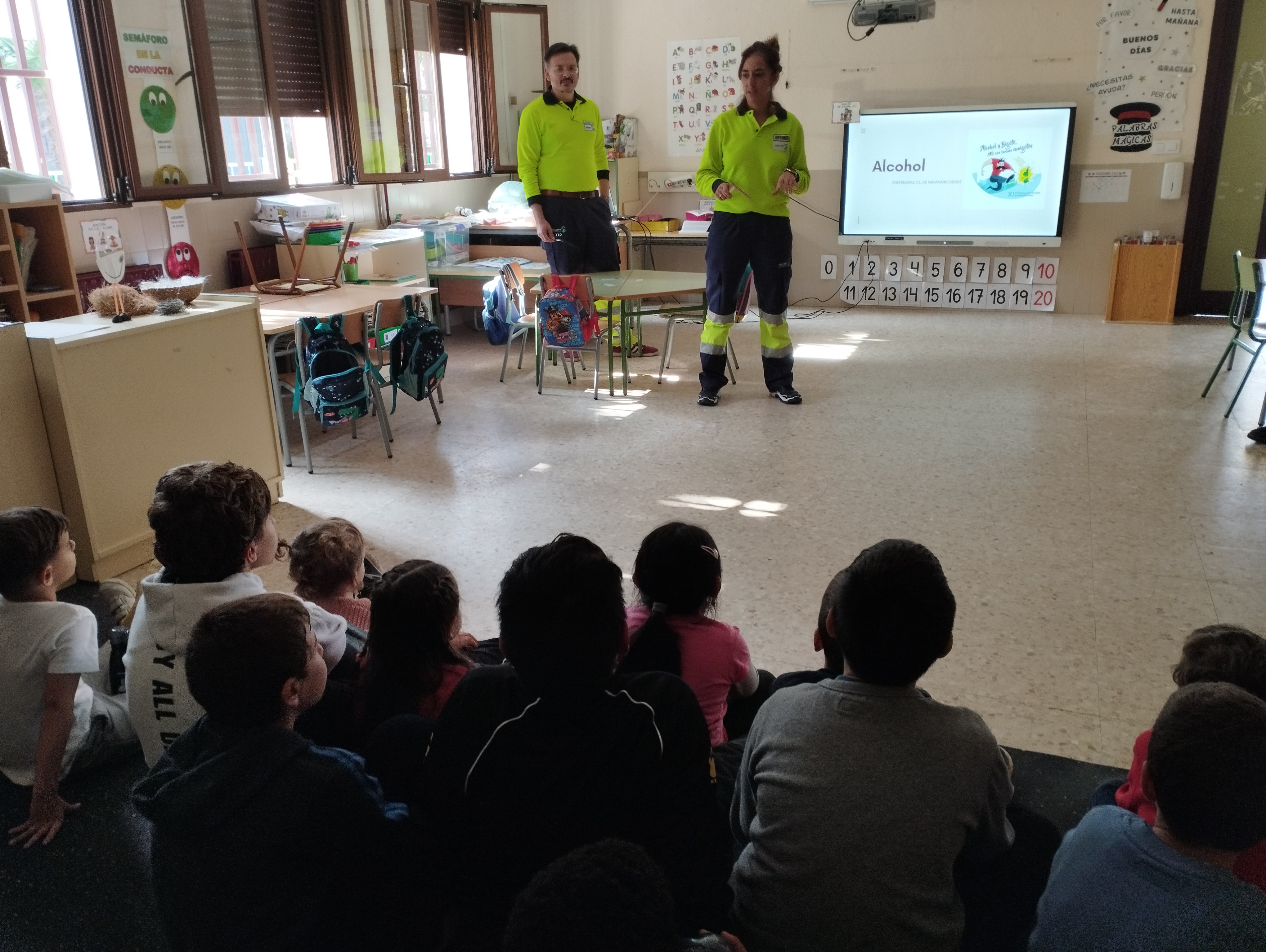 Personal sanitario dando una charla a los niños del CRA sobre salud Personal sanitario dando una charla a los niños del CRA sobre salud
