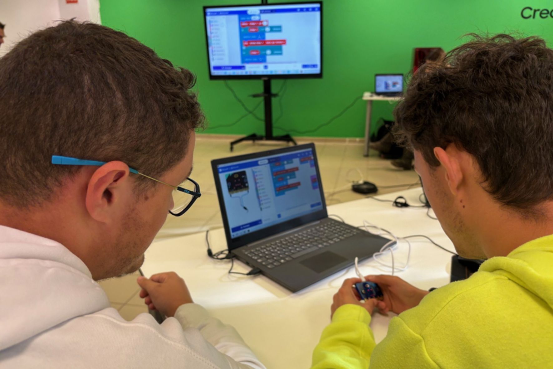 Alumnos programando con placas Micro:bit