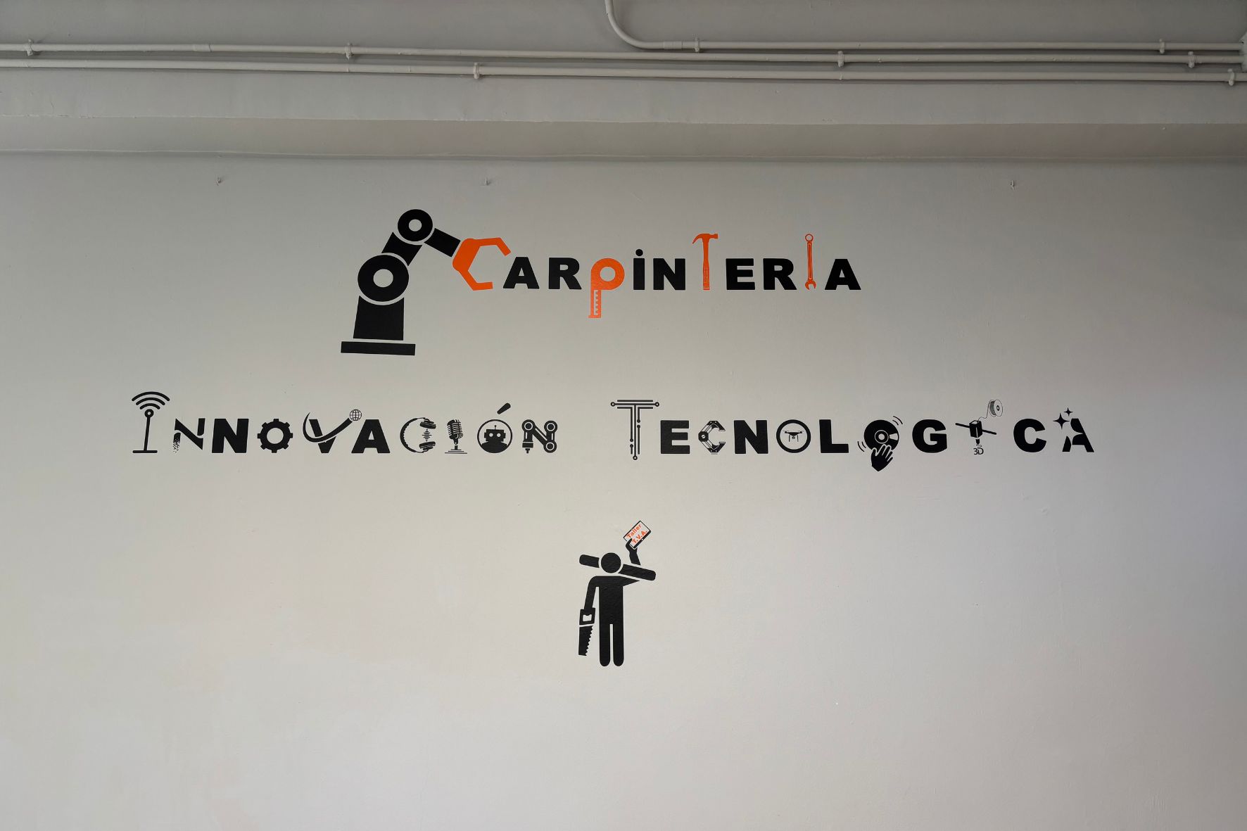 Vinilación realizada por el alumnado en pared del Taller de Carpintería e Innovación Tecnológica l