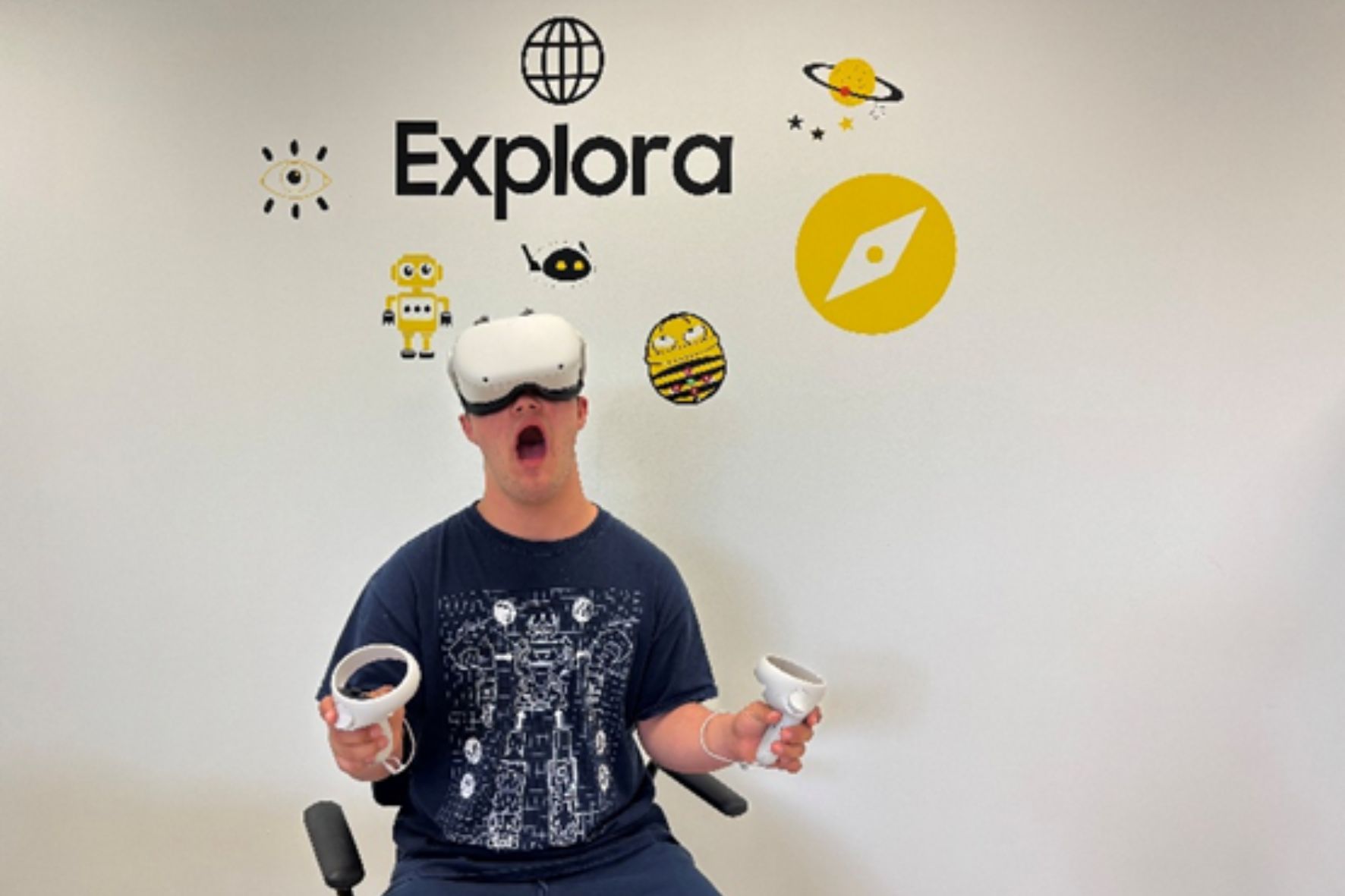 Alumno realizando actividad de realidad virtual
