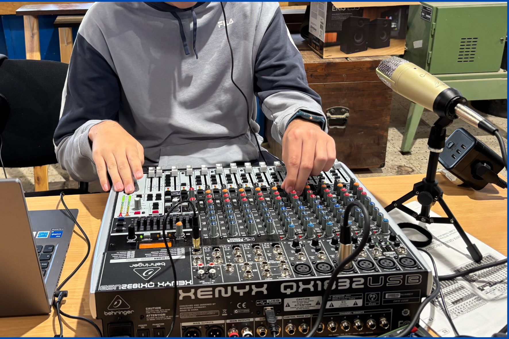 Alumno en taller manejando mesa de sonido realizando un podcast