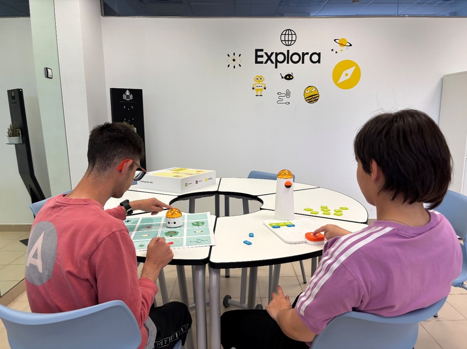 Alumnado en Aula del futuro con actividad de robótica