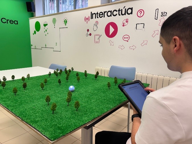 Alumno realizando actividad con robot Sphero
