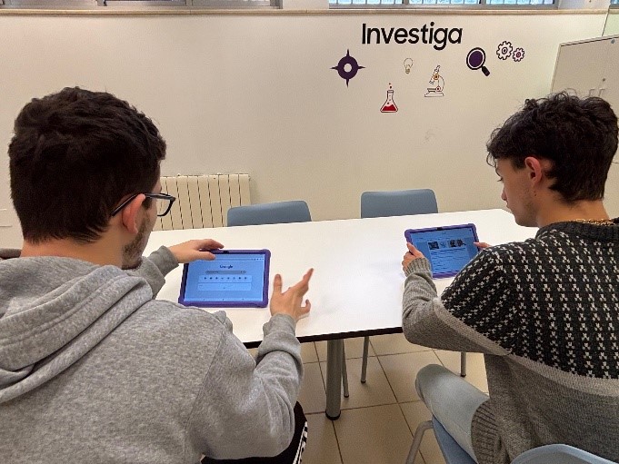 Alumnado investigando en aula del futuro con tablets