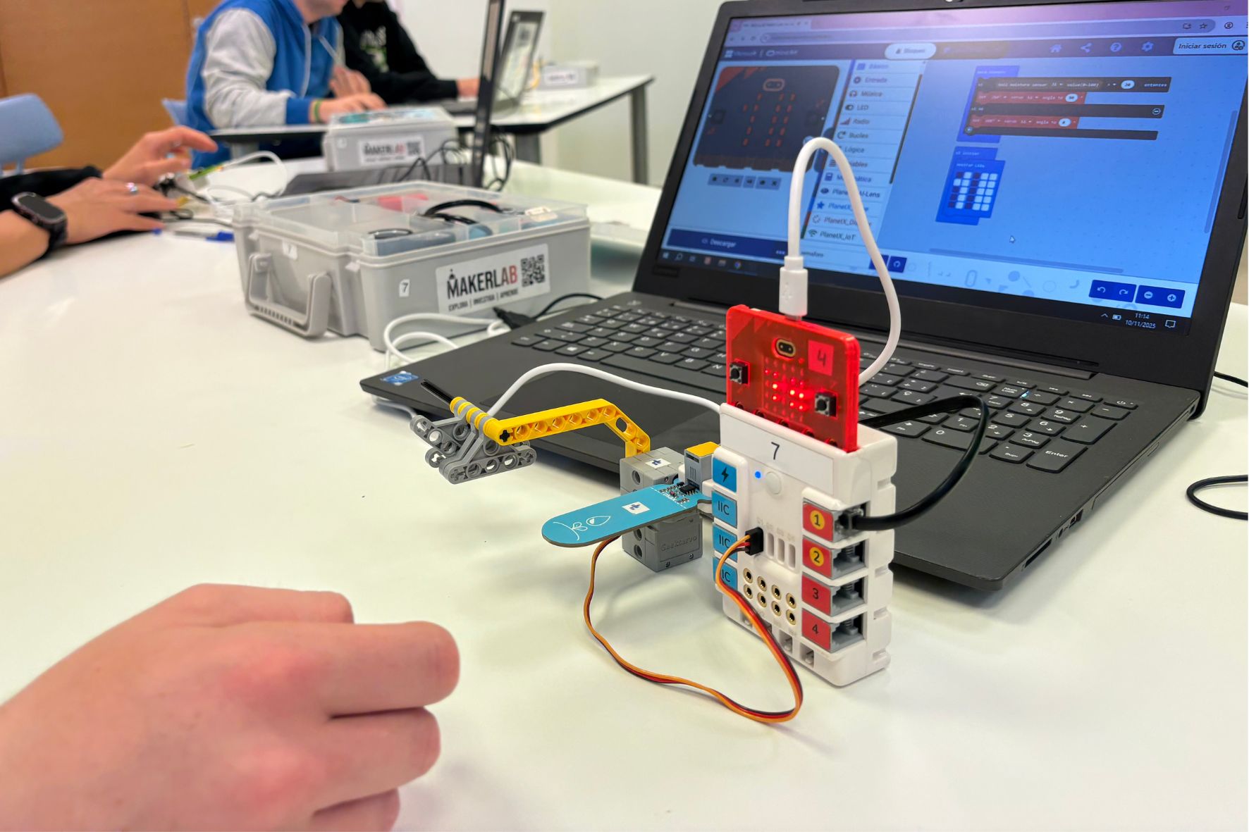 Construcción de un tendedero automático con detección de humedad con Micro:bit