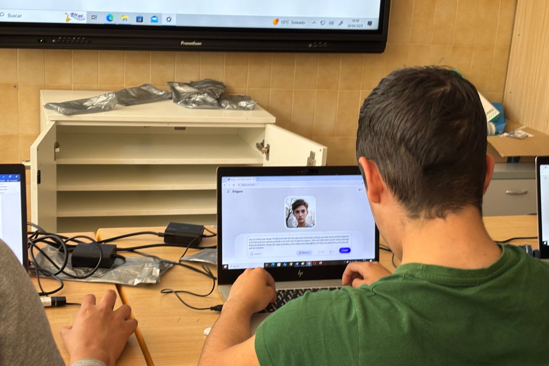 Alumno usando la Inteligencia artificial para realizar una actividad.