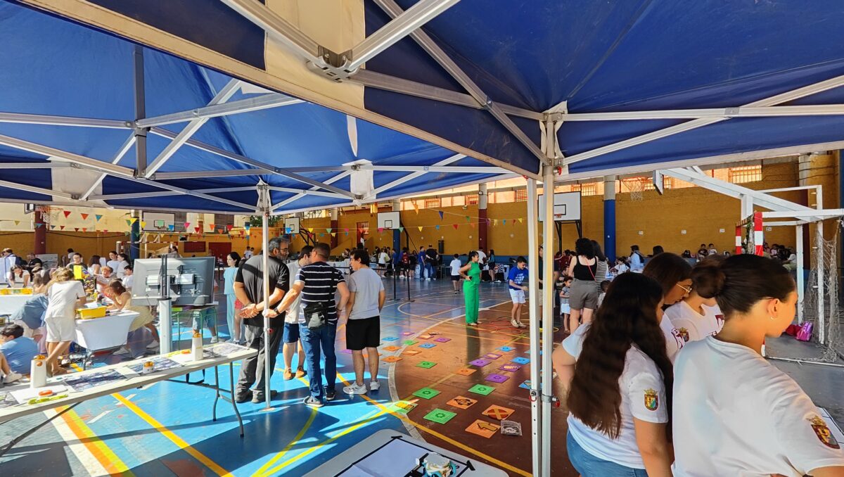 Imagen panorámica de toda la feria de Ceuta donde puede verse la alta participación de alumnado y docentes en diferentes puestos explicando las iniciativas y programas de sus centros educativos.