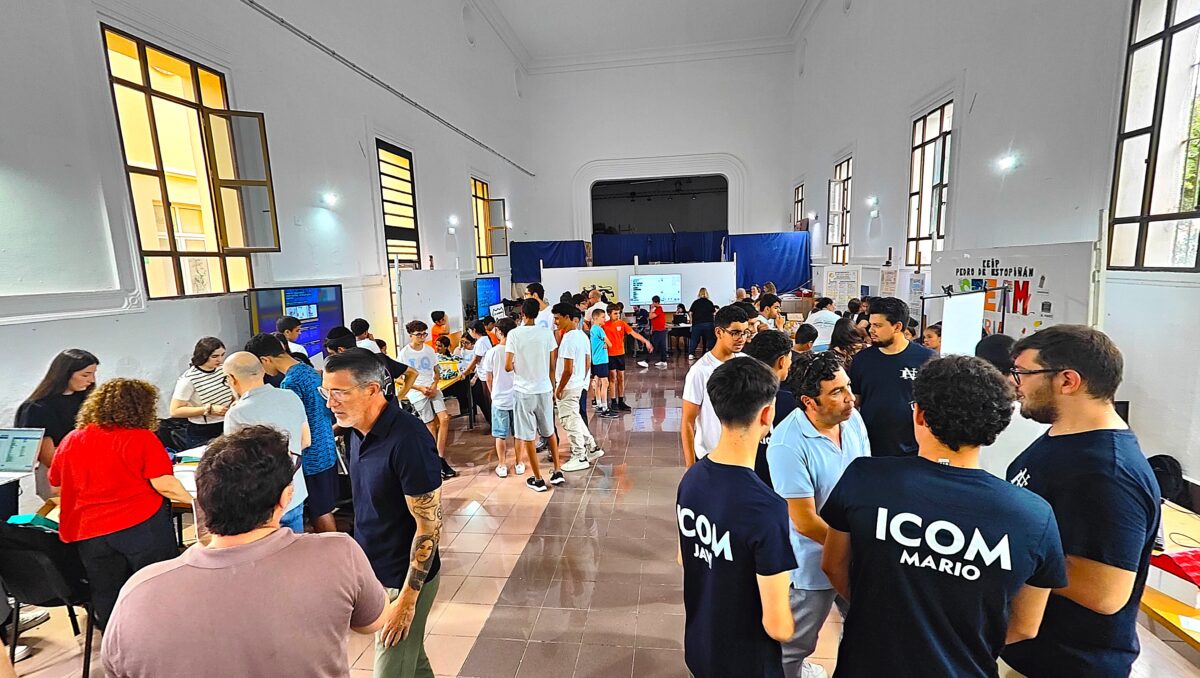 Imagen panorámica de toda la feria de Melilla donde puede verse la alta participación de alumnado y docentes en diferentes puestos explicando las iniciativas y programas de sus centros educativos.