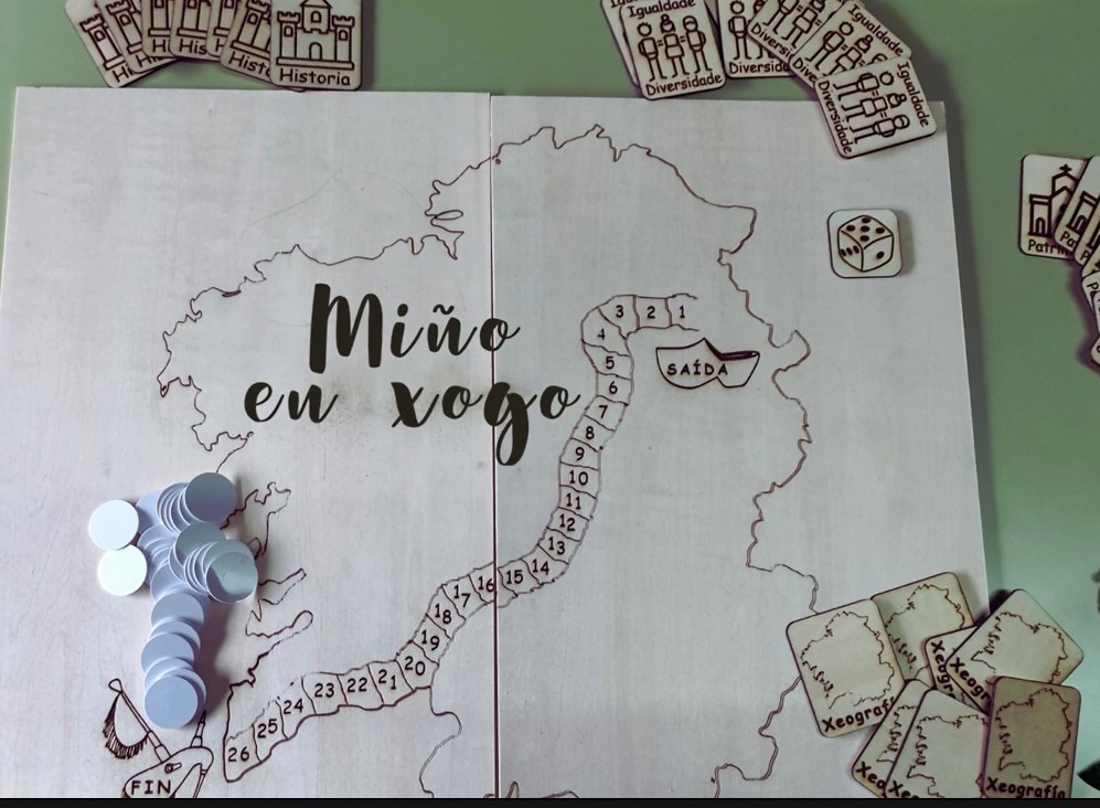 Fichas con las temáticas del juego, tarjetas programables NFC y el dado virtual Fichas con las temáticas del juego, tarjetas programables NFC y el dado virtual