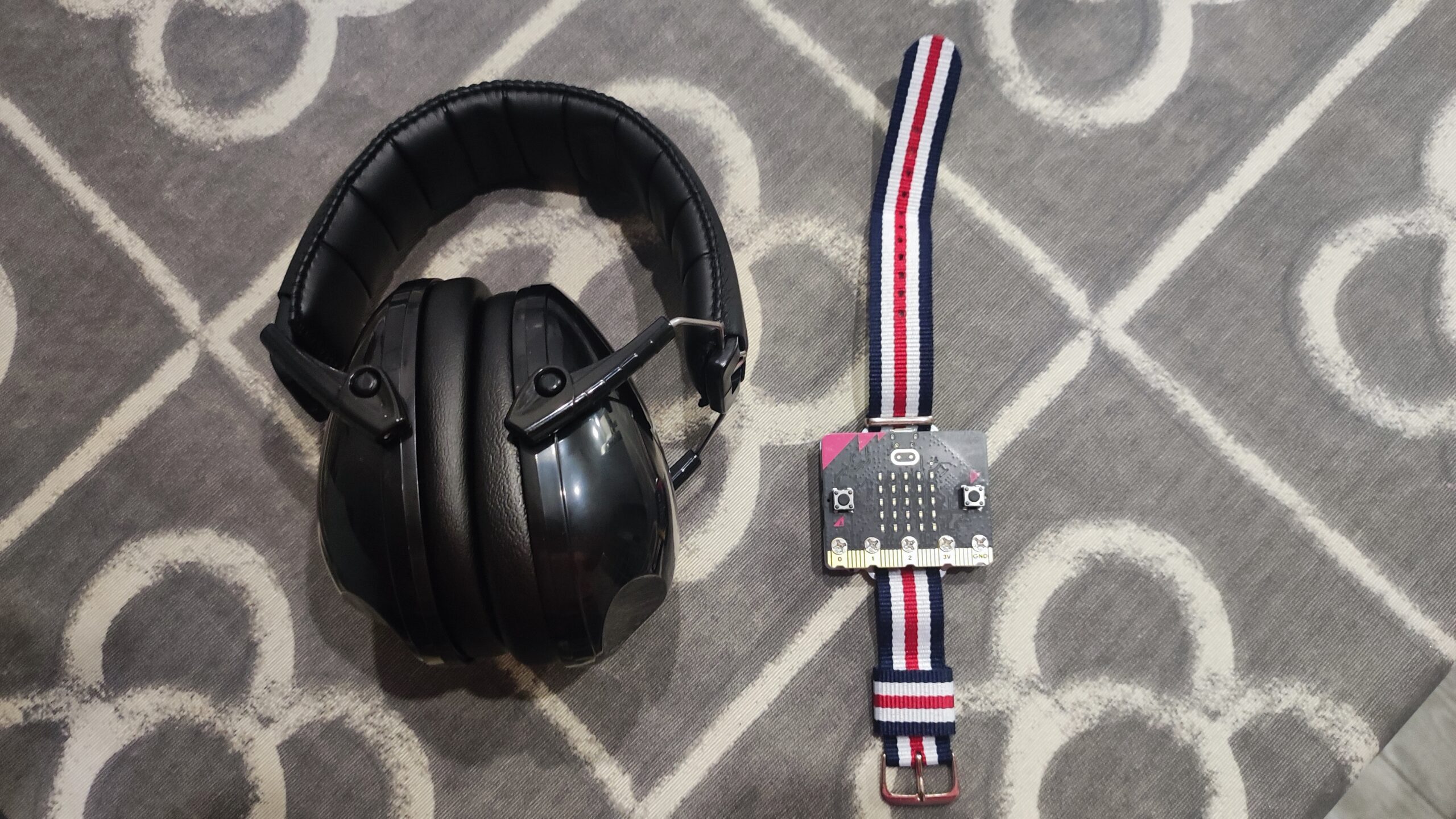 Sonómetro pulsera con auriculares de cancelación de ruido Sonómetro pulsera con auriculares de cancelación de ruido
