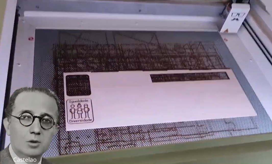 Deepfake de Castelao explicando el serigrafiado de las fichas con la cortadora láser Deepfake de Castelao explicando el serigrafiado de las fichas con la cortadora láser