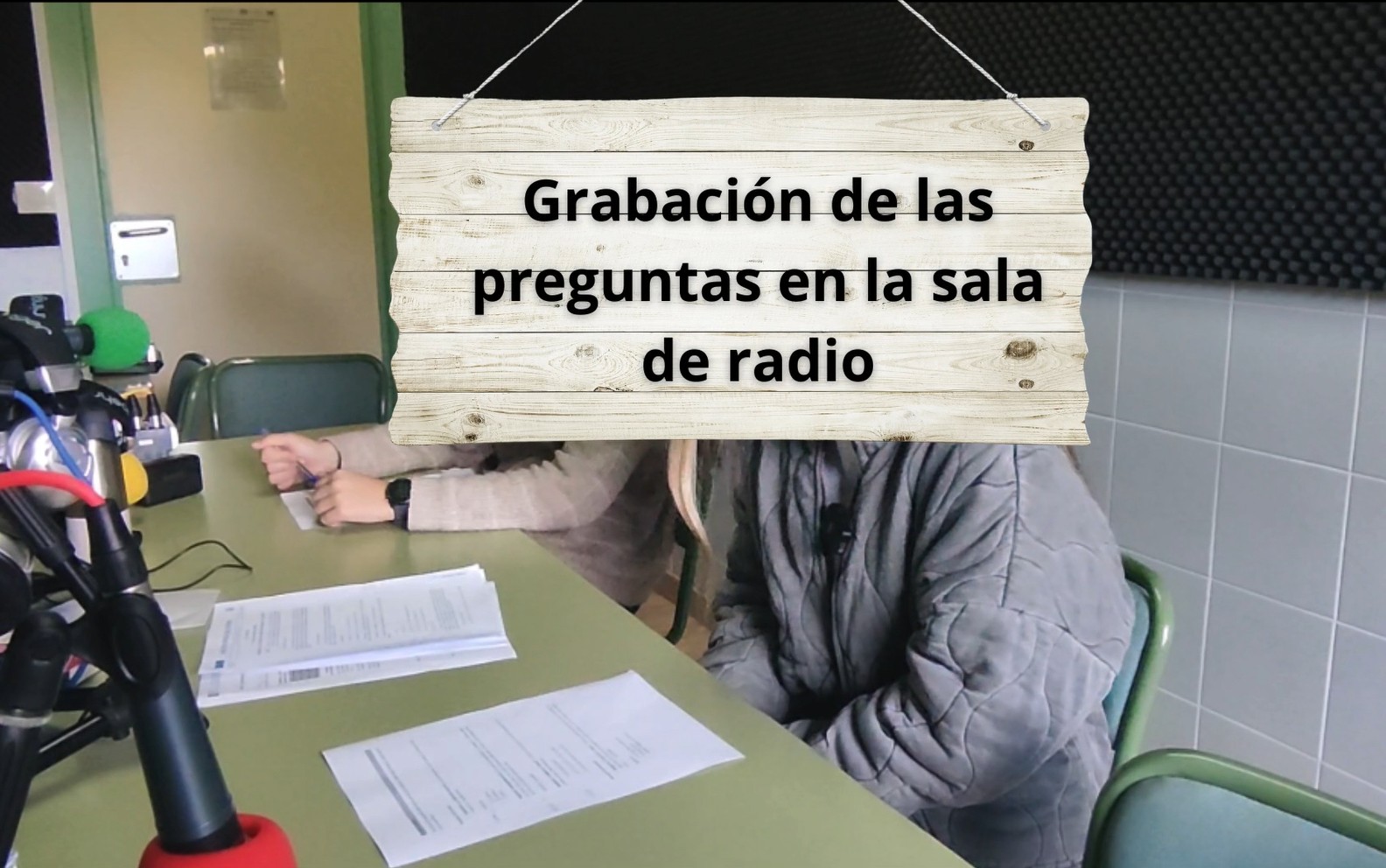 Grabación de las preguntas en la sala de radio Grabación de las preguntas en la sala de radio