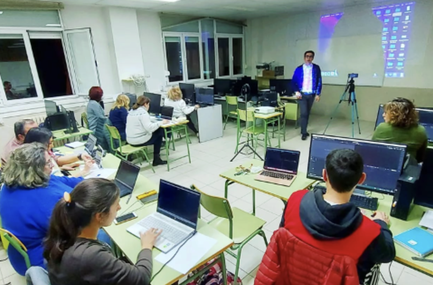 Profesores del IES Recesvinto en un curso de formación de vídeo como herramienta didáctica. Profesores del IES Recesvinto en un curso de formación de vídeo como herramienta didáctica.