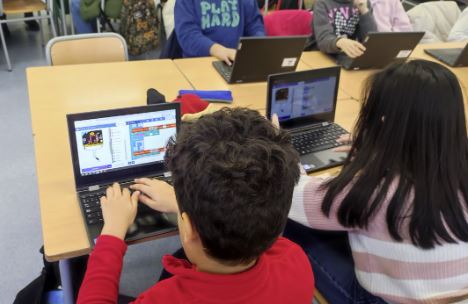 Alumnos de 5º programando con MakeCode Alumnos de 5º programando con MakeCode