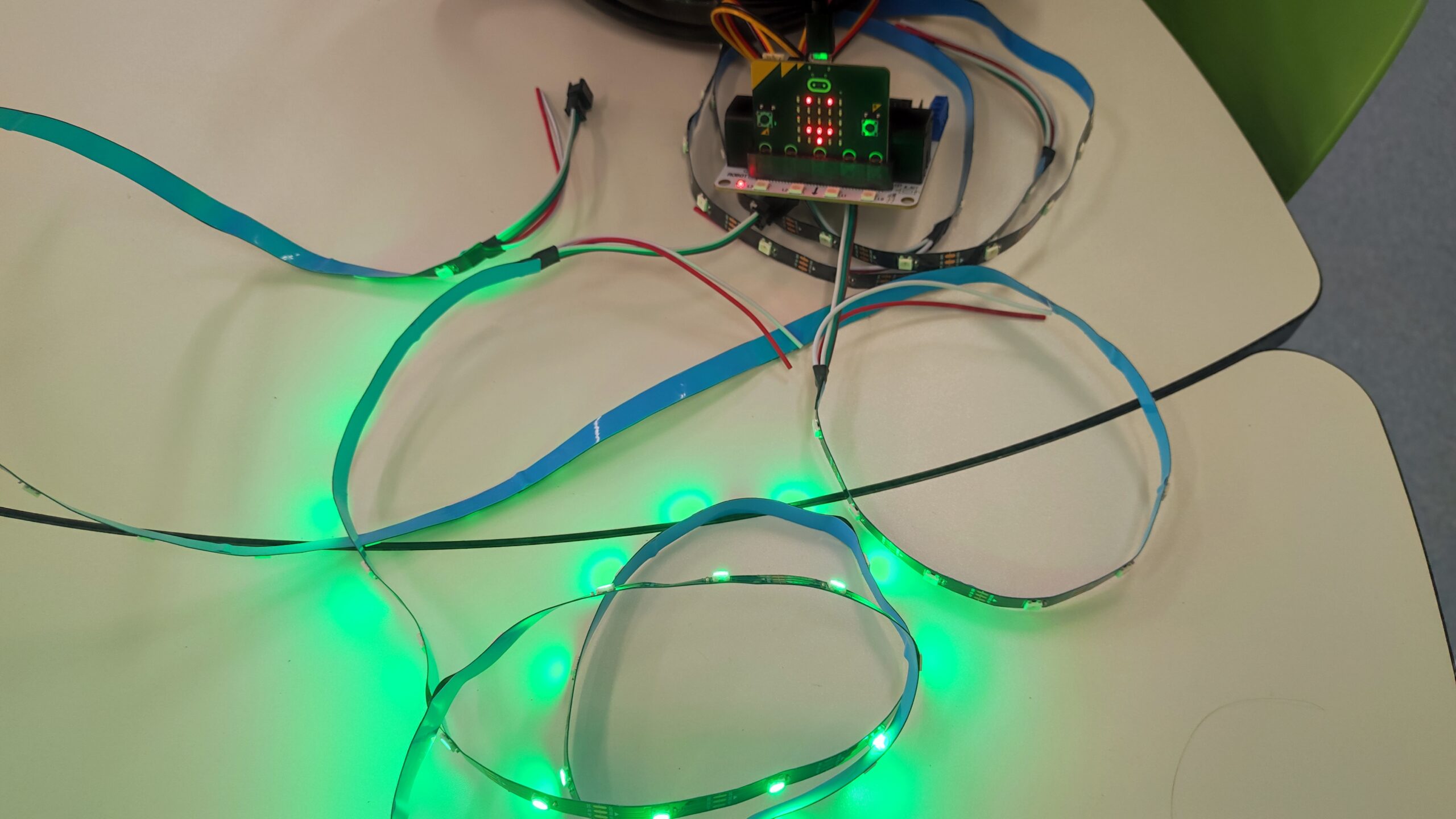 Micro:shield conectada con tiras Neopixels Micro:shield conectada con tiras Neopixels