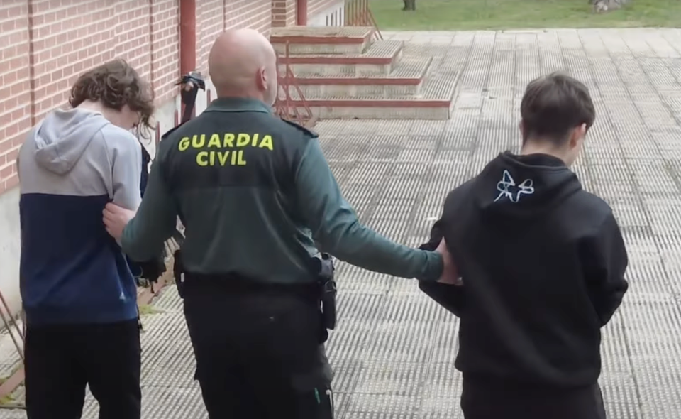 La Guardia Civil colaboró activa mente en el vídeo realizado sobre el ciberacoso. La Guardia Civil colaboró activa mente en el vídeo realizado sobre el ciberacoso.