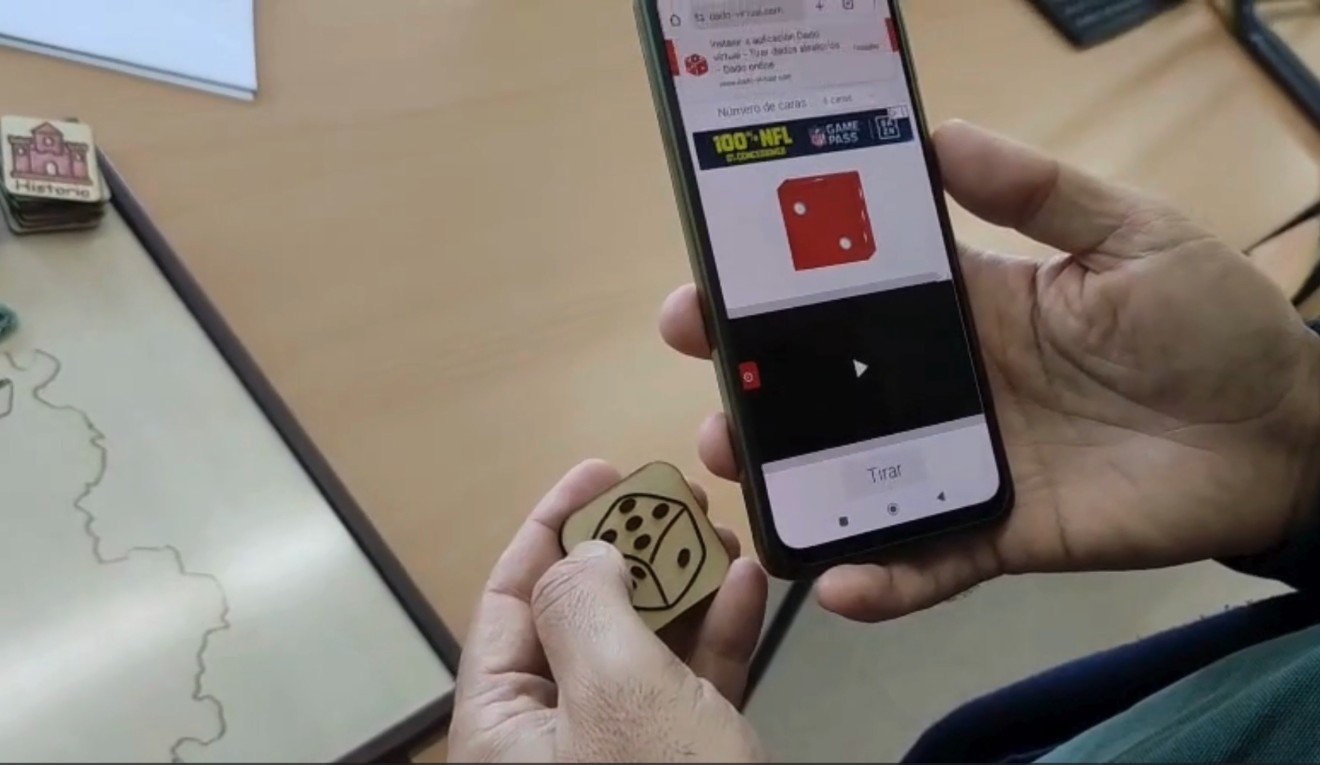 La tirada se efectúa mediante un dado virtual que está programado con una tarjeta NFC La tirada se efectúa mediante un dado virtual que está programado con una tarjeta NFC